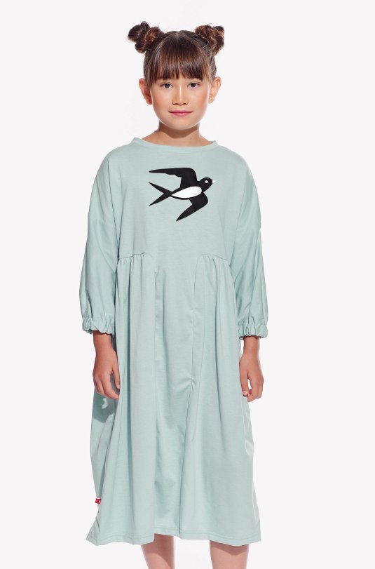 Šaty s lastovičkou