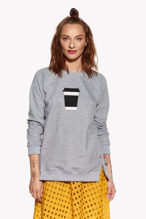 Kapucnis pulóver kávéval