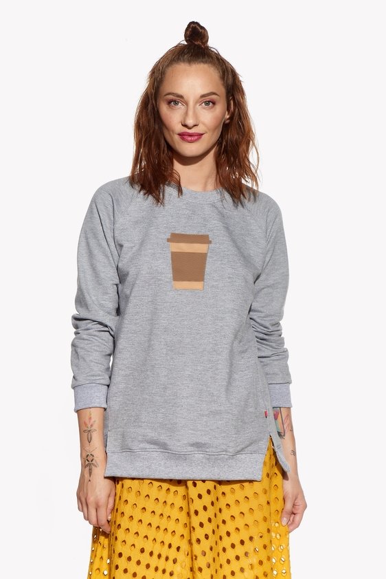 Kapucnis pulóver kávéval