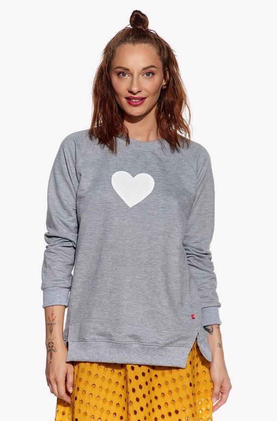 Kapucnis pulóver szívvel