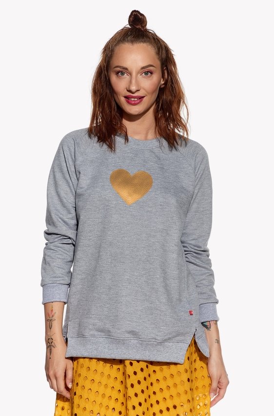 Kapucnis pulóver szívvel